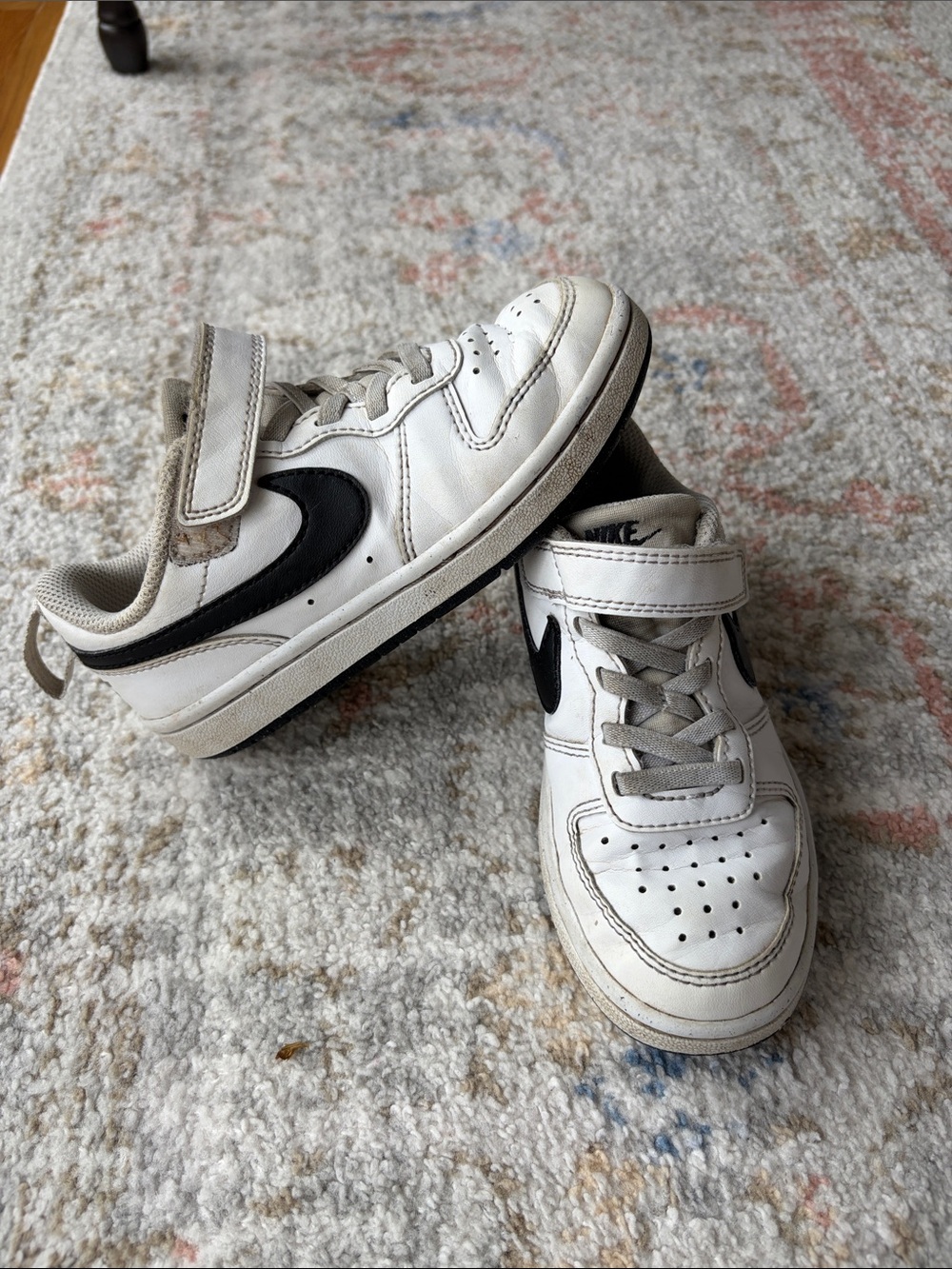 Nike Kids White and Black Low-Top Sneakers with Hook-and-Loop Strap